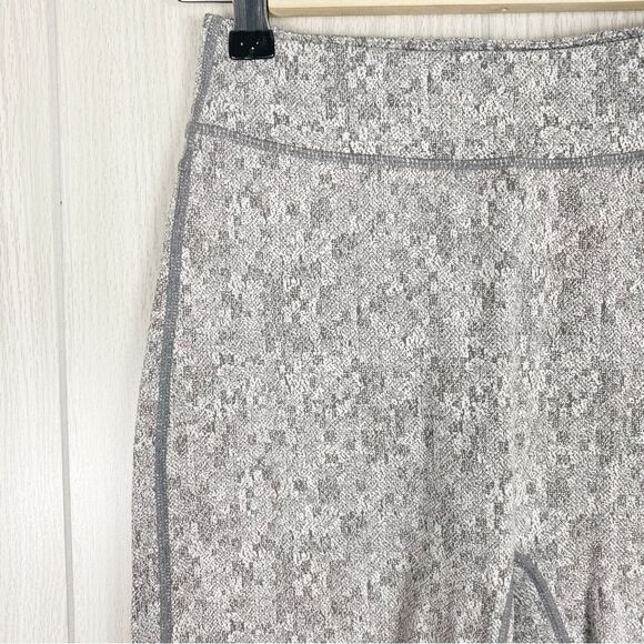 Gymshark | Dry Moisture Management Fleur Gray Legging Size Large - Picture 3 of 10